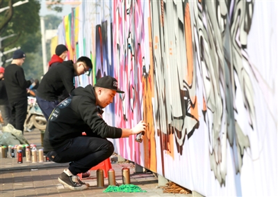 江南城區(qū)臨沅路上，涂鴉愛好者正在進(jìn)行街頭涂鴉藝術(shù)創(chuàng)作